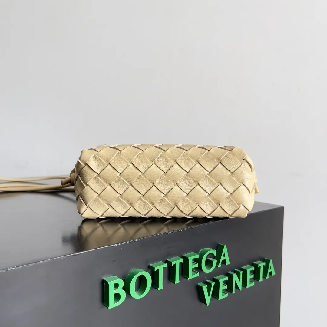 Batch 1560 New version and new color (third generation) 𝗕𝗼𝘁𝘁𝗲𝗴𝗮 𝗩𝗲𝗻𝗲𝘁𝗮———— The latest version of the loop camera bag💥 at the BV King of Cost-Effectiveness counter, large woven texture➕As always, ultra-high-quality lambskin, with zippers and adjustable drawstrings, it is especially suitable for the belly💫It can fit anything, and it is very light in weight. It is suitable for girls of all ages. Size: 17*10*6cm Style number: 723547